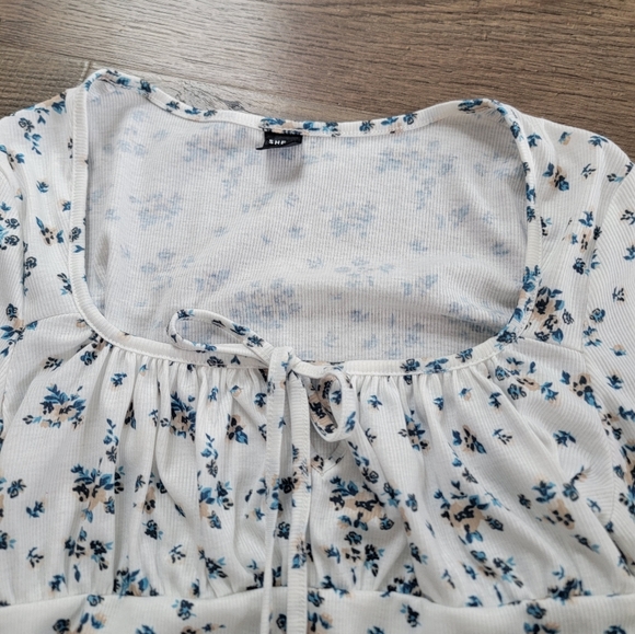 Floral White and Blue Women's Top Size Medium - Picture 3 of 5